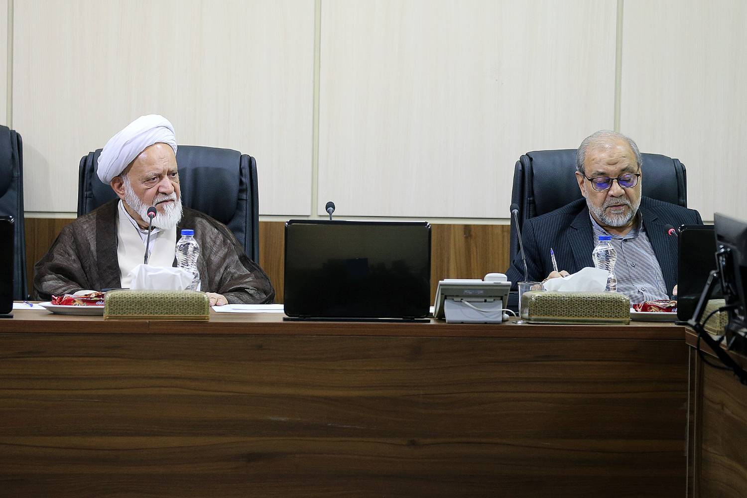 گزارش تصویری جلسه کمیسیون زیربنایی و تولیدی با موضوع ادامه بررسی و تدوین «سیاست های کلی معدن و صنایع معدنی» در کمیسیون زیربنایی و تولیدی مجمع گزارش تصویری جلسه کمیسیون زیربنایی و تولیدی با موضوع ادامه بررسی و تدوین «سیاست های کلی معدن و صنایع معدنی» در کمیسیون زیربنایی و تولیدی مجمع