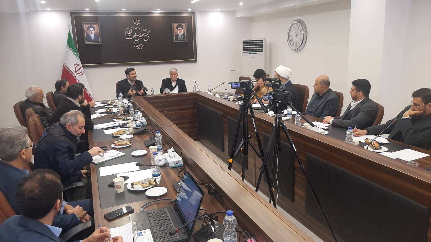 بررسی راهکارهای اجرایی شدن بند ششم سیاست های نظام قانونگذاری