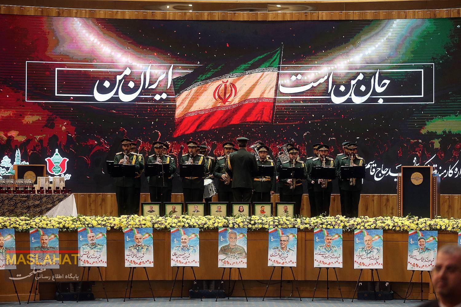 تقدیر از کارمند تراز مجمع تشخیص مصلحت نظام در مکتب شهید حاج قاسم تقدیر از کارمند تراز مجمع تشخیص مصلحت نظام در مکتب شهید حاج قاسم