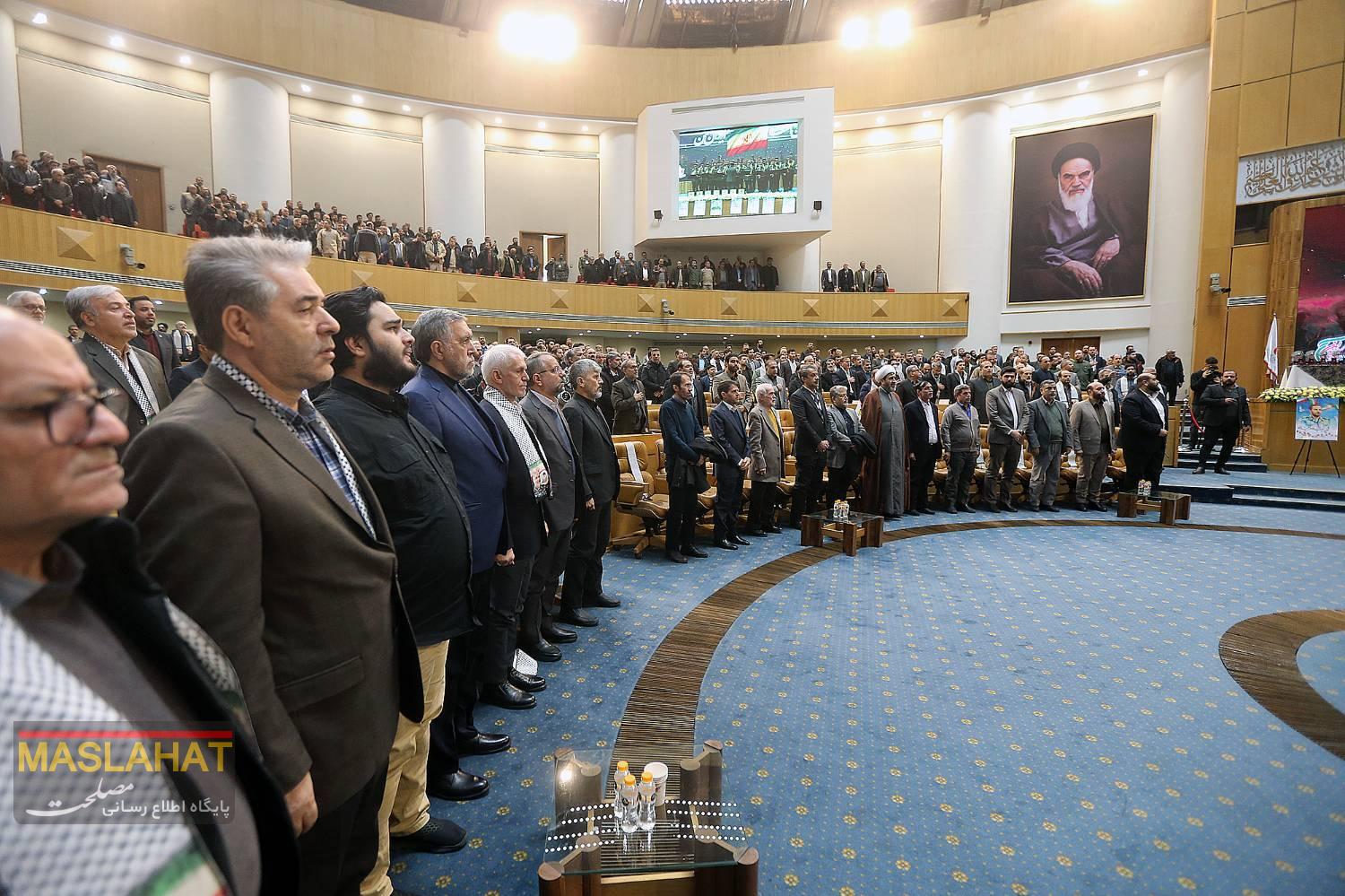 تقدیر از کارمند تراز مجمع تشخیص مصلحت نظام در مکتب شهید حاج قاسم تقدیر از کارمند تراز مجمع تشخیص مصلحت نظام در مکتب شهید حاج قاسم