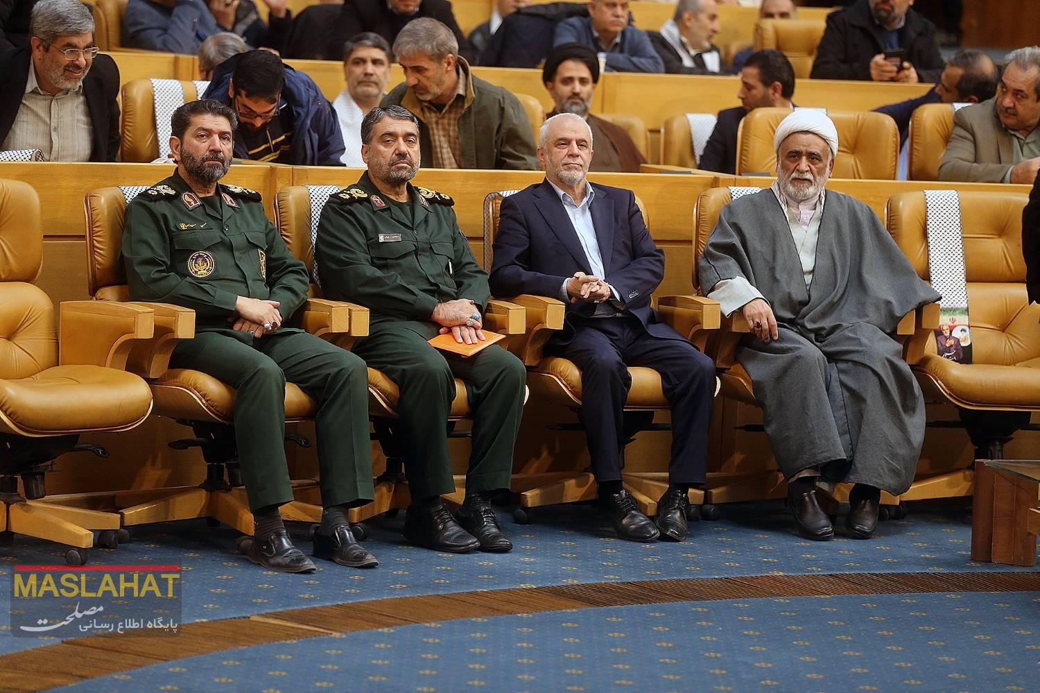 تقدیر از کارمند تراز مجمع تشخیص مصلحت نظام در مکتب شهید حاج قاسم تقدیر از کارمند تراز مجمع تشخیص مصلحت نظام در مکتب شهید حاج قاسم