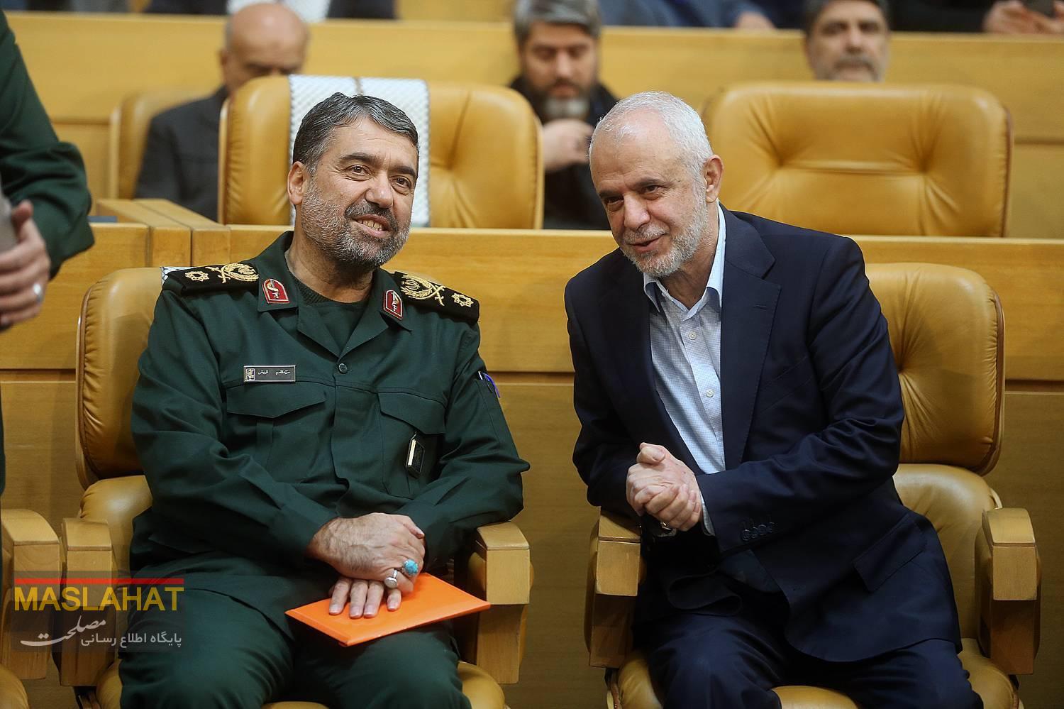 تقدیر از کارمند تراز مجمع تشخیص مصلحت نظام در مکتب شهید حاج قاسم تقدیر از کارمند تراز مجمع تشخیص مصلحت نظام در مکتب شهید حاج قاسم