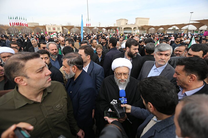 آیت الله آملی لاریجانی در راهپیمایی 22 بهمن حضور یافت 