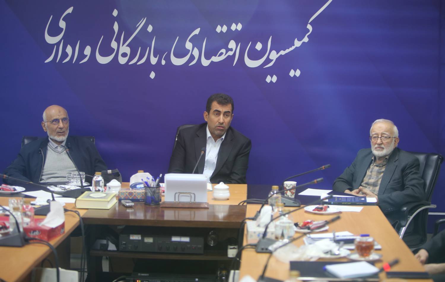 عملکرد بانک مرکزی در کمیسیون اقتصادی دبیرخانه مجمع بررسی شد