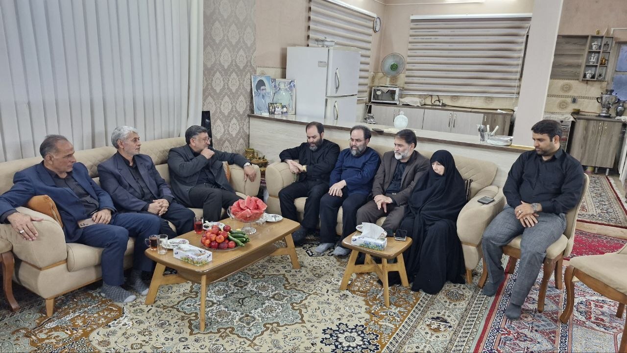 دیدار دکتر اسدالهی با خانواده شهید صدری نیا