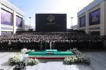اقامه نماز بر پیکر مطهر رهبر شهید انقلاب و خانواده ایشان