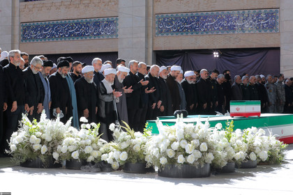 گزارش تصویری مراسم اقامه نماز بر پیکر مطهر رهبر شهید انقلاب و خانواده ایشان