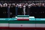 اقامه نماز بر پیکر مطهر رهبر شهید انقلاب و خانواده ایشان