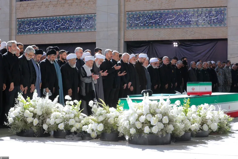 گزارش تصویری مراسم اقامه نماز بر پیکر مطهر رهبر شهید انقلاب و خانواده ایشان
