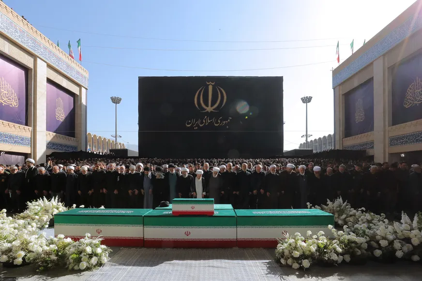 اقامه نماز بر پیکر مطهر رهبر شهید انقلاب و خانواده ایشان