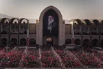 اقامه نماز بر پیکر مطهر رهبر شهید انقلاب و خانواده ایشان