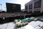 اقامه نماز بر پیکر مطهر رهبر شهید انقلاب و خانواده ایشان