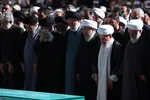 اقامه نماز بر پیکر مطهر رهبر شهید انقلاب و خانواده ایشان