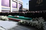 اقامه نماز بر پیکر مطهر رهبر شهید انقلاب و خانواده ایشان