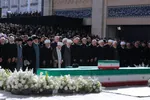اقامه نماز بر پیکر مطهر رهبر شهید انقلاب و خانواده ایشان