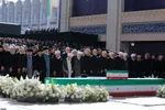 اقامه نماز بر پیکر مطهر رهبر شهید انقلاب و خانواده ایشان