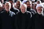 اقامه نماز بر پیکر مطهر رهبر شهید انقلاب و خانواده ایشان