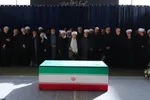 اقامه نماز بر پیکر مطهر رهبر شهید انقلاب و خانواده ایشان